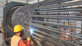 臨大高速項目使用的飛宏智能鋼筋籠滾焊機